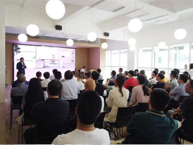 雅風(fēng)辦公家具團隊風(fēng)采新品發(fā)布01